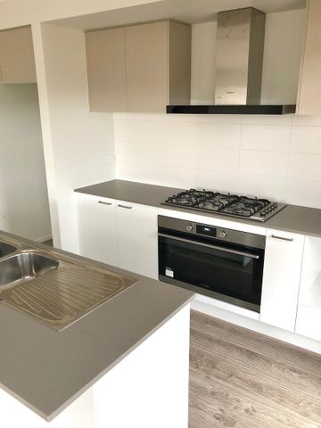 Family Home - 3 bedrooms, 2 Spacious Living, Double Garages - Photo 4