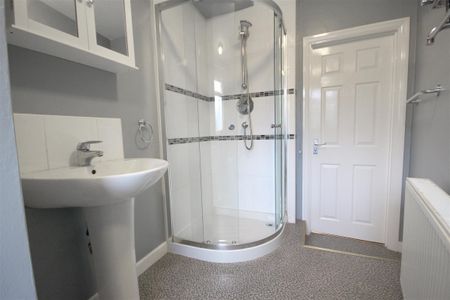 1 Bedroom Apartment - Above Shop To Let - Photo 2
