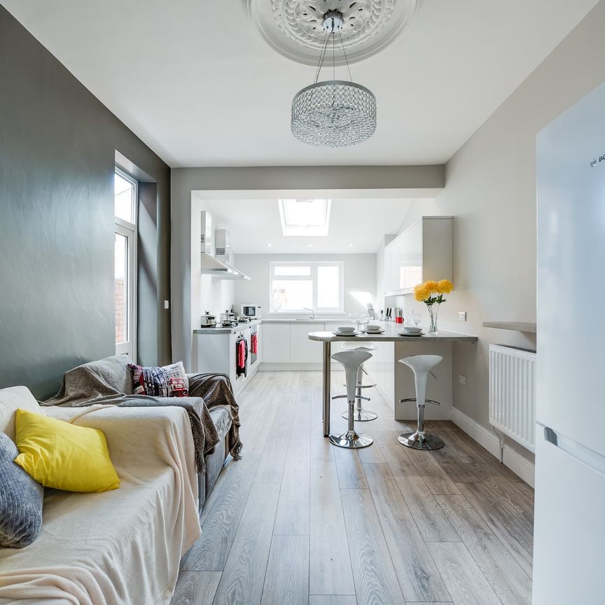 Lyndhurst Road Room 1 - Photo 1