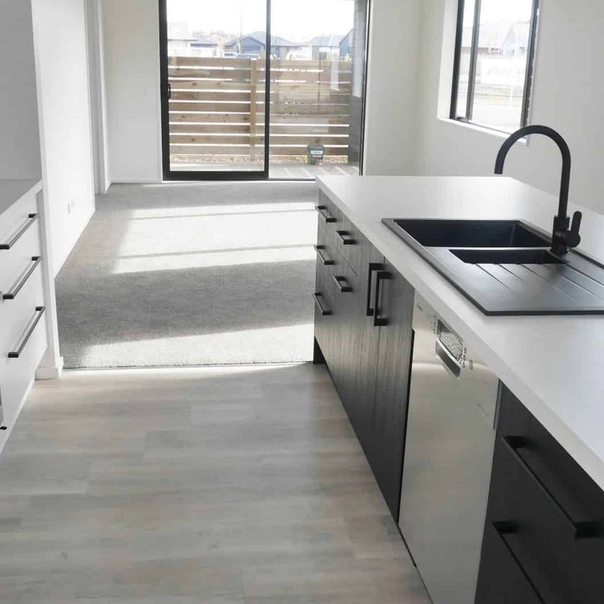 ROLLESTON - 4 BEDROOMS, 2 BATHROOMS, 2 HEATPUMPS, DOUBLE INTERNAL ACCESS GARAGE - Photo 1