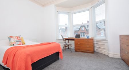 28 Estcourt Avenue, Headingley, Leeds, LS6 3ES - Photo 2