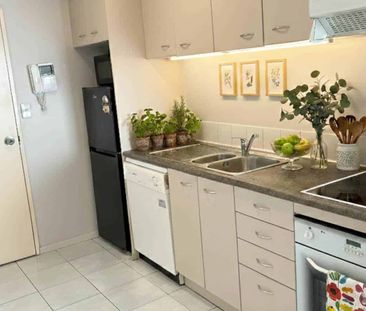 Studio apartment on Fanshawe St - Photo 4