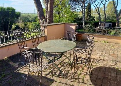 Ardeatina-Divino Amore: Quiet, charming rustic villa, big and well-curated garden, 3 beds, 1 study, 3 baths, living room, kitchen, with terraces , AC and parking space. Ref 2322