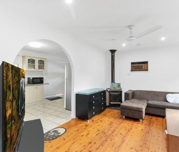 3 Bedroom home with split system air conditioning and modern kitchen! - Photo 3