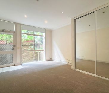 Studio in Ultra Convenient Location &ast;&ast; Available Now &ast;&ast; - Photo 4