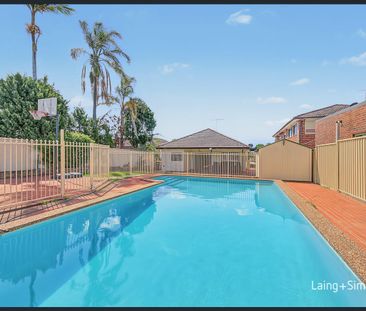 Spacious Family Living with a Swimming Pool - Photo 6