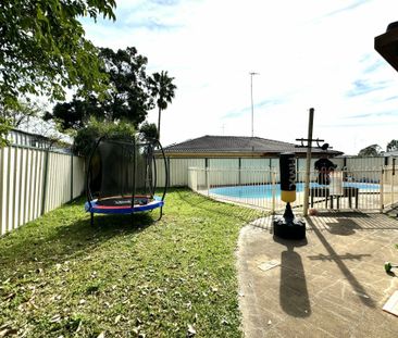 FOUR BEDROOM FAMILY HOME WITH INGROUND POOL! - Photo 4