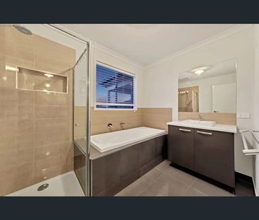 4 Elsey Way, Clyde North, Vic 3978 - Photo 3