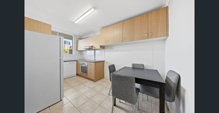 Spacious and Sun-Filled 2-Bedroom Apartment - Photo 4