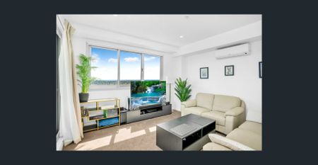 Newly renovated penthouse view apartment - Photo 3