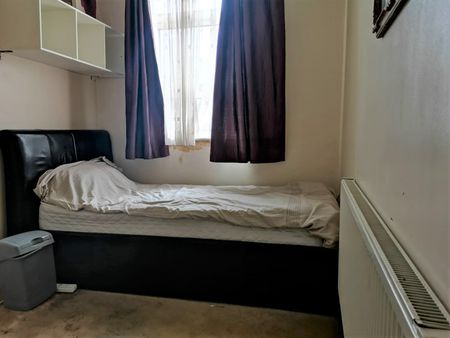 Four Bedroom Maisonette To Let West Hendon Broadway NW9 7AA - Photo 4