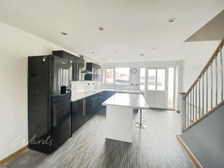 3 bedroom end of terrace house to rent - Photo 3