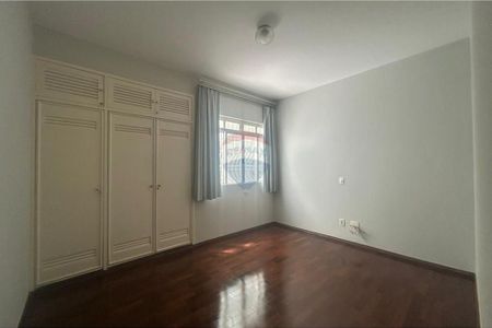 Área privativa com entrada independente na região centro-sul com 4 dormitórios, uma suíte, três vagas de garagem, closet e jardim externo - Foto 4