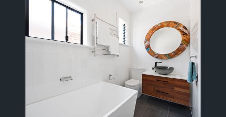 Stylish north-facing residence with garden oasis and flexible retreat - Photo 4