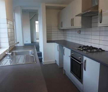 3 bedroom end of terrace house to rent - Photo 4
