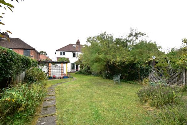 Well presented 3 bedroom semi-detached house situated just to the south of the City offering excellent access to Addenbrookes Hospital. Rear enclosed garden. GCH. Off-street parking. Garage. Furnished. - Photo 1