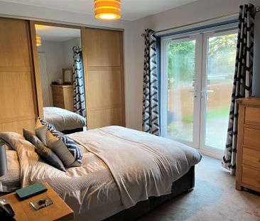 5 bedroom Desirable Five Bedroom Bungalow to rent - Photo 3