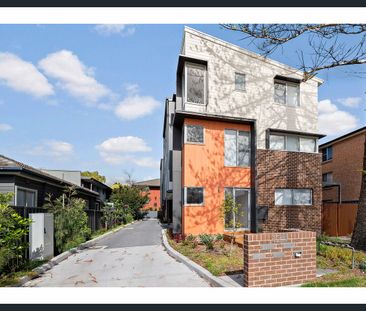 CONTEMPORARY STYLE AND SOPHISTICATION IN EXCEPTIONAL LOCATION - Photo 2