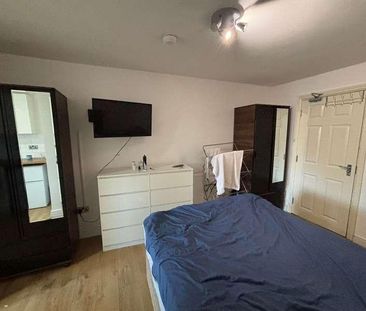 Buckingham Road London, E18 - Photo 2