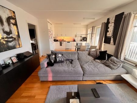 Ljus och rymlig trea med balkong i centrala Haninge! - Foto 2