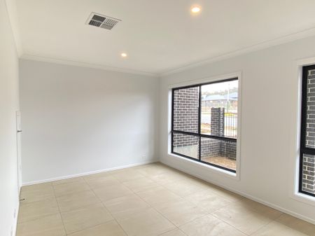 25 Saltbush Parade, Tralee NSW 2620 - Townhouse For Rent | Domain - Photo 3