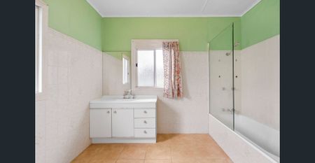 Charming Post-War Home with Spacious Living & Backyard in Holland Park West - Photo 5