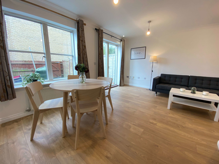 Gorgeous fully ensuite rooms in cute 4 bed town house Room 1 - Photo 3