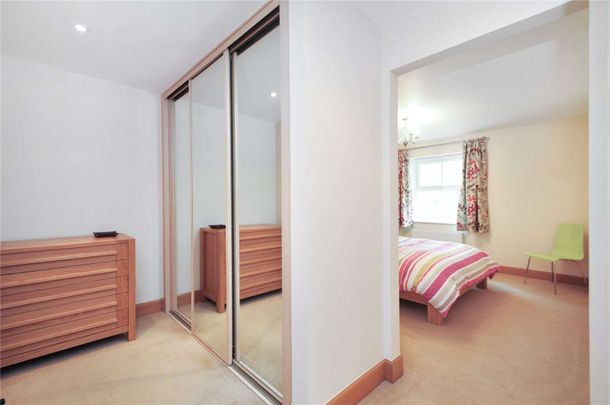 Set within a sought after gated development off Green Lane, Northwood, this luxurious 2 bedroom 2 bathroom apartment is set on the top floor and available early October. - Photo 1