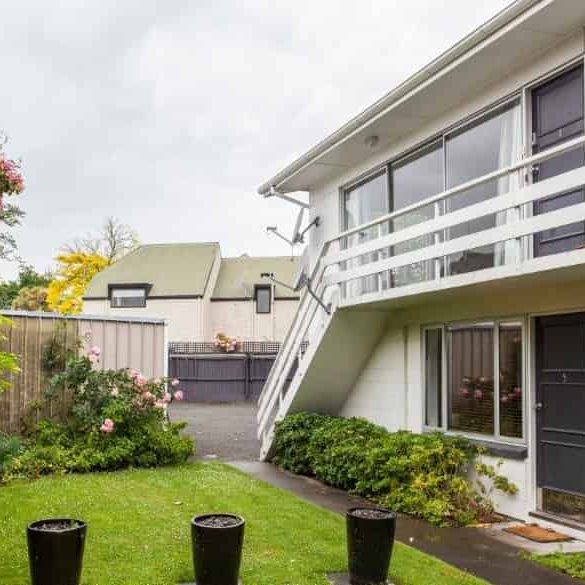 Stylish Spacious Three Bedroom Apartment! - Photo 1