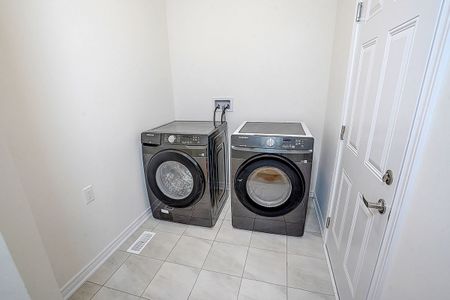 For Lease - 2865 Albatross Way, Pickering, Ontario - Photo 2