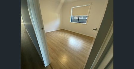 Nearly New Family Home - Photo 4