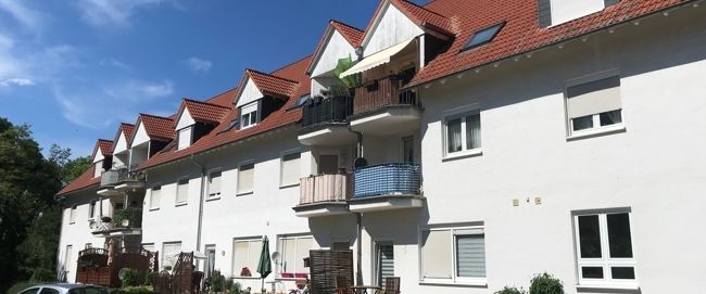 Tollwitz; kleine 3-Raum-DG-Wg. am Park, mit Balkon, und Pkw-Stellplatz, frei ab 01.06.2025 - Photo 1