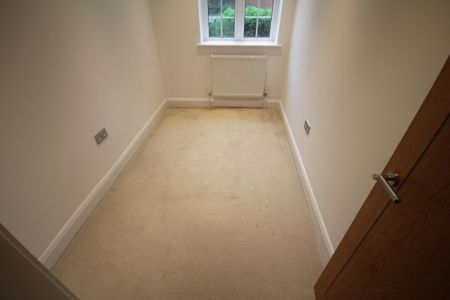 Swakeleys Road, Ickenham, UB10 - Photo 4