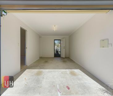 3 BEDROOM TOWNHOUSE IN SUPER HANDY LOCATION - Photo 6