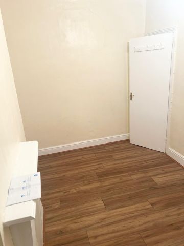 3 Bed Terraced House, Chadwin Road, E13 - Photo 4