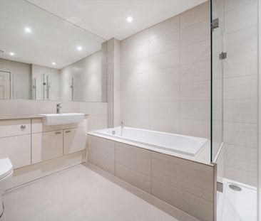 A modern apartment located in the charming area of Sunninghill, positioned in a secure, gated location with underground parking - Photo 2