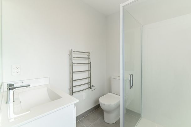 Modern Designer living in New Lynn - Photo 1