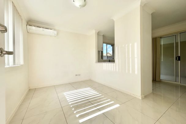 Private and peaceful three-bedroom granny flat in a highly convenient setting - Photo 1