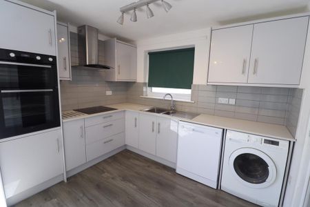 3 bedroom semi-detached house to rent - Photo 2