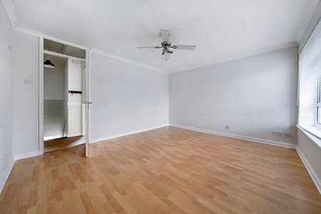 Little Thatch, Godalming, Surrey, GU7 - Photo 2