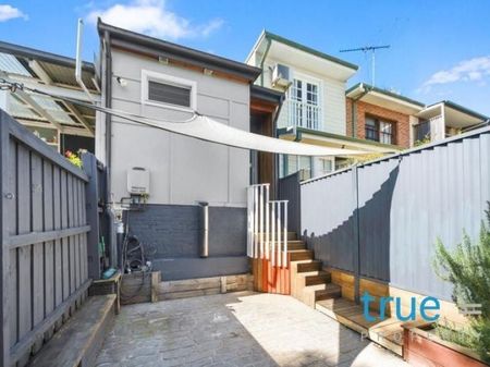 STUNNINGLY PRESENTED SPLIT LEVEL HOME IN IDEAL LOCATION - Photo 4