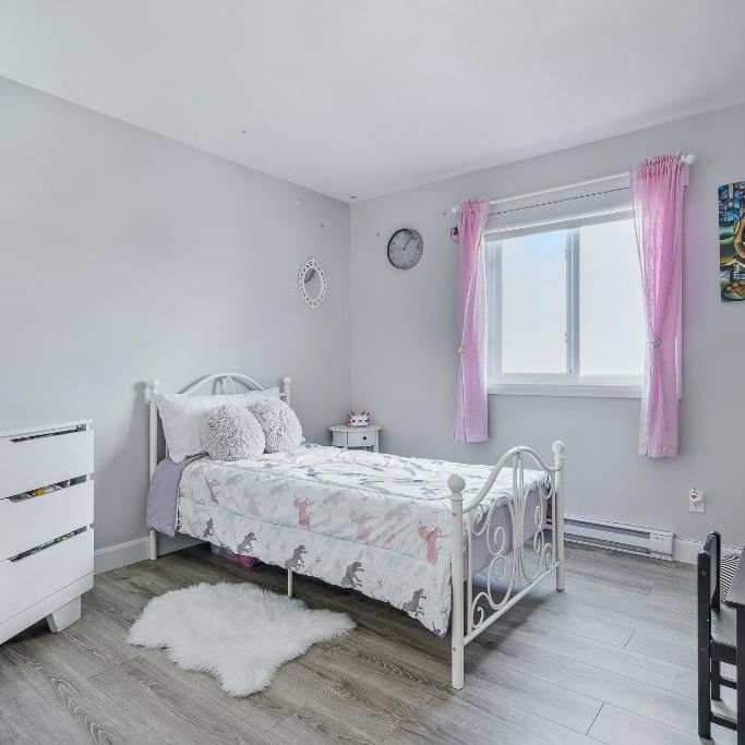 DISPO MAINTENANT: beau 5½, 2 stationnements, rangement et clim - Photo 1