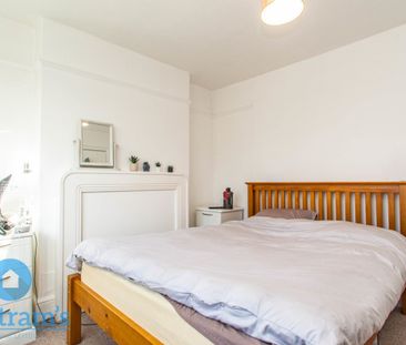 References Pending - 6 bed Semi-Detached House - Photo 2