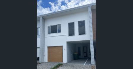 Modern Four Bedroom Townhouse with ducted air con! - Photo 3