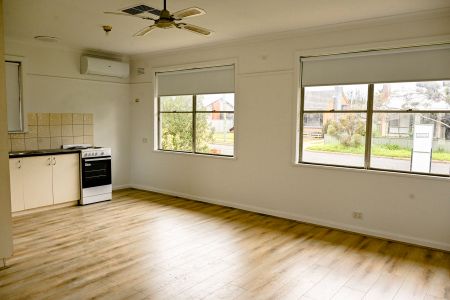 Freshly Renovated 3 Bedroom Home - Photo 4