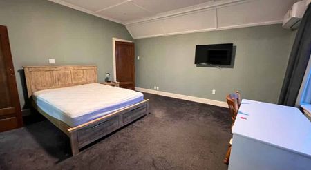 Spacious Fully Furnished Ensuite Room - Photo 3