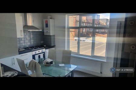 3 bedroom flat to rent - Photo 4