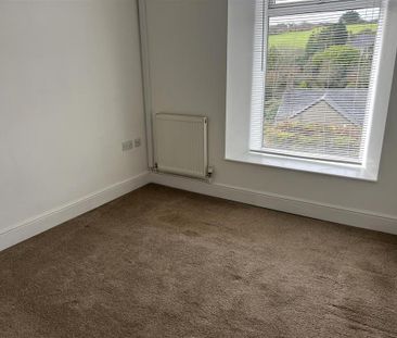 2 bedroom end of terrace house to rent - Photo 3