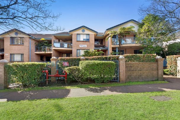 Oversized Two Bedroom Unit in Highly Convenient Locale - Photo 1