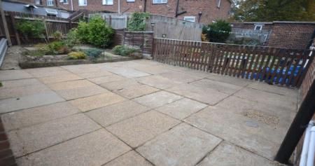 3 bedroom Semi-detached house To Let - Photo 4